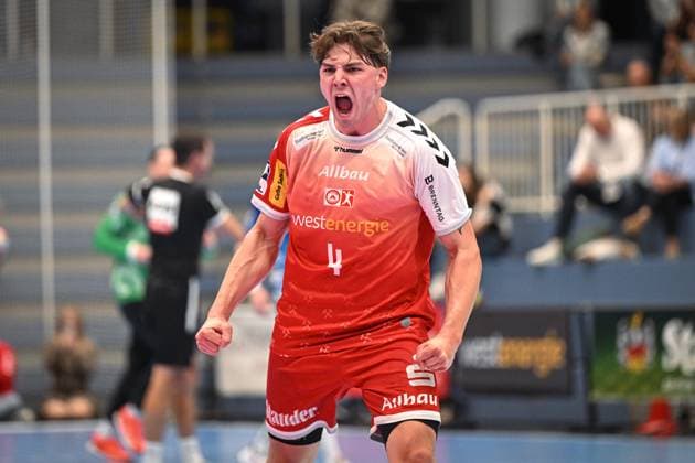 Germany, Handball, 2 Bundesliga, Matchday 7, 2025 2026, TuSEM Essen vs TV Großwallstadt, 10 10 2025, Sporthalle Am Hallo, Essen, Germany, Felix Göttler TuSEM Essen, 4 cheers loudly Copyright: xMarkusxVerwimpx