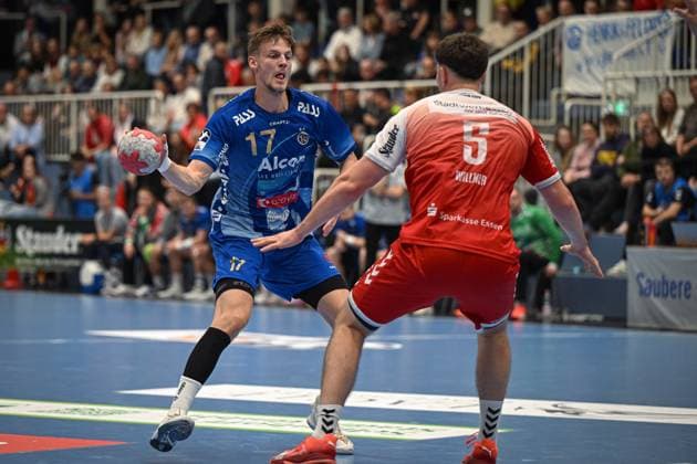 Germany, Handball, 2 Bundesliga, 7 Matchday, 2025 2026, TuSEM Essen vs TV Großwallstadt, 10 10 2025, Sporthalle Am Hallo, Essen, Germany, Sebastian Trost TV Großwallstadt, 17 in duel with Valentin Willner TuSEM Essen, 5 Copyright: xMarkusxVerwimpx