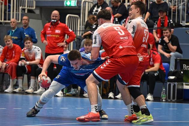 Germany, Handball, 2 Bundesliga, 7 Matchday, 2025 2026, TuSEM Essen vs TV Großwallstadt, 10 10 2025, Sporthalle Am Hallo, Essen, Germany, Axel Skaarnaes Axel Skarnaes TV Großwallstadt, 35 is attacked by Valentin Willner TuSEM Essen, 5 and Max Neuhaus TuSEM Essen, 37 Copyright: xMarkusxVerwimpx