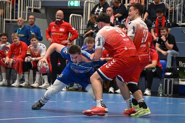 Germany, Handball, 2 Bundesliga, 7 Matchday, 2025 2026, TuSEM Essen vs TV Großwallstadt, 10 10 2025, Sporthalle Am Hallo, Essen, Germany, Axel Skaarnaes Axel Skarnaes TV Großwallstadt, 35 is attacked by Valentin Willner TuSEM Essen, 5 and Max Neuhaus TuSEM Essen, 37 Copyright: xMarkusxVerwimpx