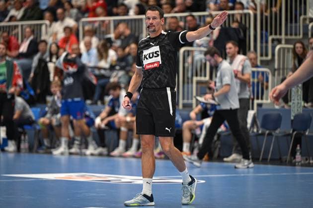Germany, Handball, 2 Bundesliga, Matchday 7, 2025 2026, TuSEM Essen vs TV Großwallstadt, 10 10 2025, Sporthalle Am Hallo, Essen, Germany, Referee Timo Hoffmann shows the direction Copyright: xMarkusxVerwimpx