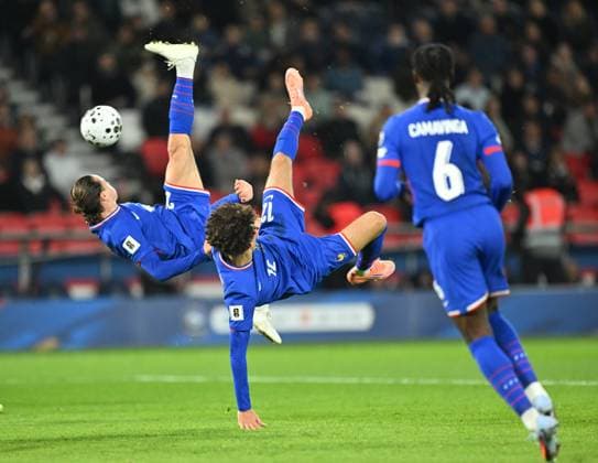 France v Azerbaijan - FIFA World Cup, WM, Weltmeisterschaft, Fussball 2026 Qualifying PARIS, FRANCE - OCTOBER 10: Florian Thauvin (L) and Maghnes Akliouche (C) of France in action during the FIFA World Cup 2026 Qualifying Group D match between France and Azerbaijan at Parc des Princes stadium in Paris, France on October 10, 2025. Mustafa Yalcin Anadolu Paris France. Editorial use only. Please get in touch for any other usage.  Copyright: x2025xAnadoluxMustafaxYalcinx