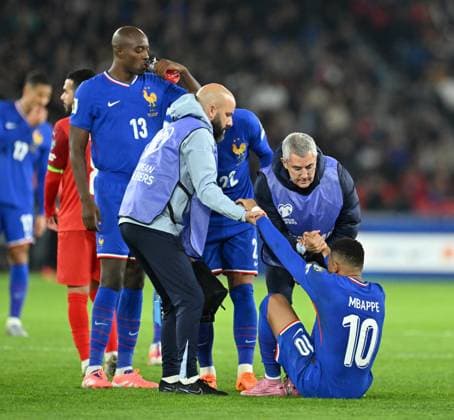 France v Azerbaijan - FIFA World Cup, WM, Weltmeisterschaft, Fussball 2026 Qualifying PARIS, FRANCE - OCTOBER 10: Kylian Mbappe of France leaves the field after getting injured during the FIFA World Cup 2026 Qualifying Group D match between France and Azerbaijan at Parc des Princes stadium in Paris, France on October 10, 2025. Mustafa Yalcin Anadolu Paris France. Editorial use only. Please get in touch for any other usage.  Copyright: x2025xAnadoluxMustafaxYalcinx