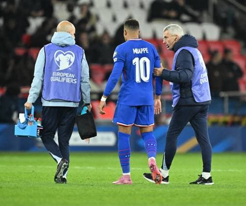 France v Azerbaijan - FIFA World Cup, WM, Weltmeisterschaft, Fussball 2026 Qualifying PARIS, FRANCE - OCTOBER 10: Kylian Mbappe of France leaves the field after getting injured during the FIFA World Cup 2026 Qualifying Group D match between France and Azerbaijan at Parc des Princes stadium in Paris, France on October 10, 2025. Mustafa Yalcin Anadolu Paris France. Editorial use only. Please get in touch for any other usage.  Copyright: x2025xAnadoluxMustafaxYalcinx