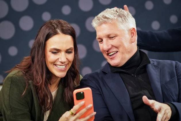 Football World Cup Qualification Europe 2025 26, 7 Matchday Germany vs Luxembourg PreZero Arena Sinsheim Presenter Esther Sedlaczek and ARD expert Bastian Schweinsteiger smile together while looking at a smartphone in the stadium, relaxed atmosphere before the live broadcast, television, sports journalism, football, national team, Germany, Luxembourg, World Cup Qualification, media, PreZero Arena, Sinsheim, 2025, 2026 Sinsheim Baden Württemberg Germany Copyright: xJOERANxSTEINSIEKx