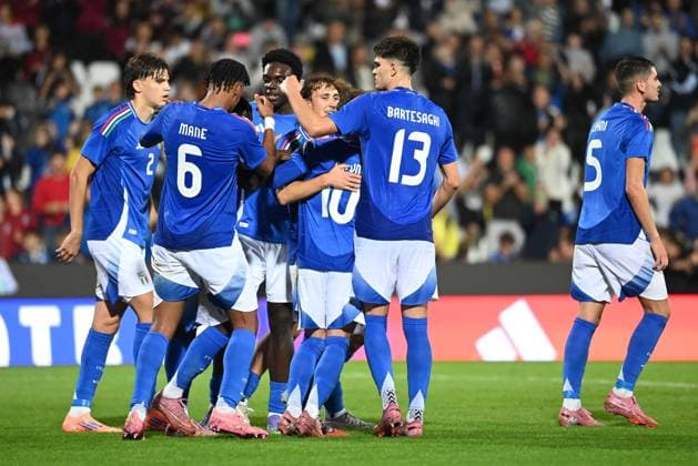 CALCIO - UEFA Campionato Europeo - Qualifying - Italy U21, U 21 vs Sweden U21 Tommaso Berti (Italy) celebrated by his teammate after his goal during Qualifying - Italy U21 vs Sweden U21, UEFA European Football Championship in Cesena, Italy, October 10 2025 Cesena Italy  Copyright: xIPAxSport ABACAx