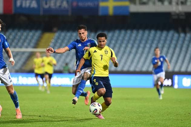 CALCIO - UEFA Campionato Europeo - Qualifying - Italy U21, U 21 vs Sweden U21 Momodou Sonko (Sweden) in action hindered by Luigi Cherubini (Italy) during Qualifying - Italy U21 vs Sweden U21, UEFA European Football Championship in Cesena, Italy, October 10 2025 Cesena Italy  Copyright: xIPAxSport ABACAx