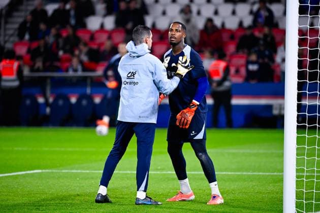 FOOTBALL : France vs Azerbaidjan - Paris - 10 10 2025 Mike Maignan ( 16 - France ) warms up prior the European Qualifying round match between France and Azerbaijan at Parc des Princes on October 10, 2025 in Paris, France. ( Photo by Federico Pestellini PsnewZ ) - Parc des PrincesFrance  Copyright: xFedericoxPestellinix