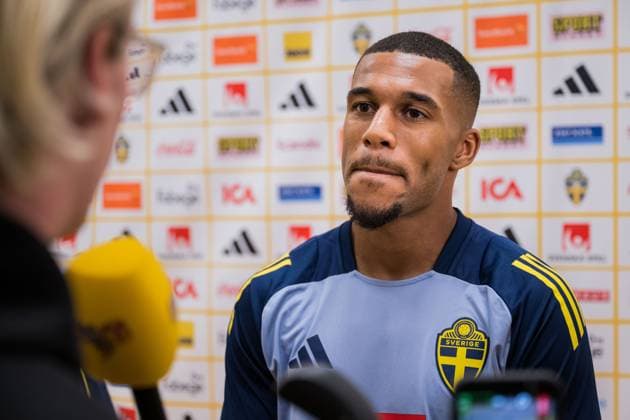 251010 Isak Hien of Sweden in the mixed zone after the FIFA World Cup Qualifier football match between Sweden and Switzerland on October 10, 2025 in Stockholm Photo Jesper Zerman BILDBYRAN kod JZ JM0740 bbeng fotboll football soccer fotball vm kval kval fifa world cup qualifier qualifier qualification sverige sweden sverige a schweiz switzerlandbbauto  Copyright: JESPERxZERMAN BB251010JZ104