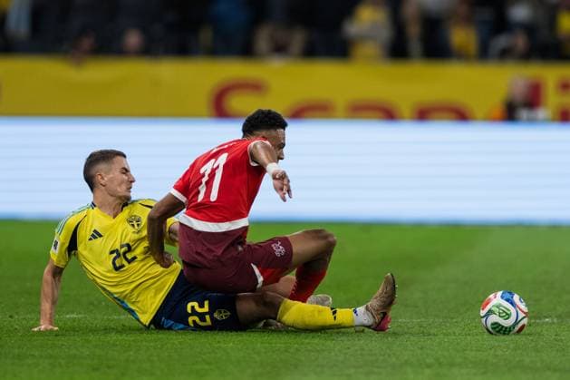 251010 Gustaf Lagerbielke of Sweden and Dan Ndoye of Switzerland during the FIFA World Cup Qualifier football match between Sweden and Switzerland on October 10, 2025 in Stockholm Photo Simon Hastegard BILDBYRAN kod SH JM0740 bbeng fotboll football soccer fotball vm kval kval fifa world cup qualifier qualifier qualification sverige sweden sverige a schweiz switzerland  Copyright: SIMONxHASTEGARD BB251010SH100