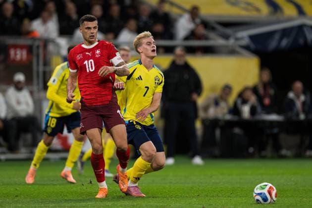 251010 Granit Xhaka of Switzerland and Lucas Bergvall of Sweden during the FIFA World Cup Qualifier football match between Sweden and Switzerland on October 10, 2025 in Stockholm Photo Simon Hastegard BILDBYRAN kod SH JM0740 bbeng fotboll football soccer fotball vm kval kval fifa world cup qualifier qualifier qualification sverige sweden sverige a schweiz switzerland  Copyright: SIMONxHASTEGARD BB251010SH115
