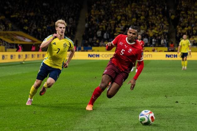 251010 Lucas Bergvall of Sweden and Manuel Akanji of Switzerland during the FIFA World Cup Qualifier football match between Sweden and Switzerland on October 10, 2025 in Stockholm Photo Simon Hastegard BILDBYRAN kod SH JM0740 bbeng fotboll football soccer fotball vm kval kval fifa world cup qualifier qualifier qualification sverige sweden sverige a schweiz switzerland  Copyright: SIMONxHASTEGARD BB251010SH121