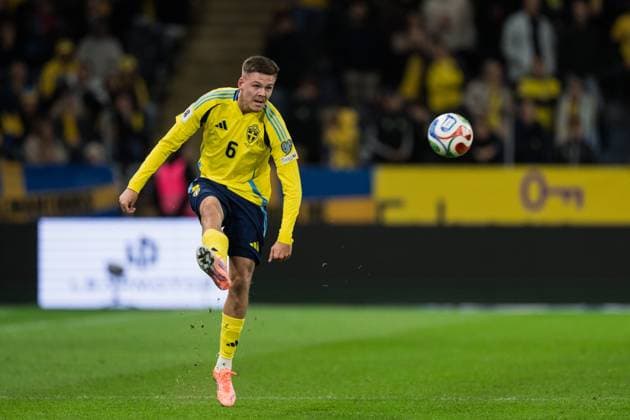251010 Emil Holm of Sweden during the FIFA World Cup, WM, Weltmeisterschaft, Fussball Qualifier football match between Sweden and Switzerland on October 10, 2025 in Stockholm. Photo: Simon Hastegard BILDBYRAN kod SH JM0740 bbeng fotboll football soccer fotball vm-kval kval fifa world cup qualifier qualifier qualification sverige sweden sverige a schweiz switzerland *** 251010 Emil Holm of Sweden during the FIFA World Cup Qualifier football match between Sweden and Switzerland on October 10, 2025 in Stockholm Photo Simon Hastegard BILDBYRAN kod SH JM0740 bbeng fotboll football soccer fotball vm kval kval fifa world cup qualifier qualifier qualification sverige sweden sverige a schweiz switzerland  Copyright: SIMONxHASTEGARD BB251010SH122