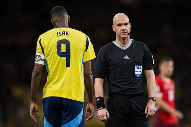 251010 Alexander Isak of Sweden and Referee Anthony Taylor during the FIFA World Cup Qualifier football match between Sweden and Switzerland on October 10, 2025 in Stockholm Photo Jesper Zerman BILDBYRAN kod JZ JM0740 bbeng fotboll football soccer fotball vm kval kval fifa world cup qualifier qualifier qualification sverige sweden sverige a schweiz switzerland  Copyright: JESPERxZERMAN BB251010JZ127