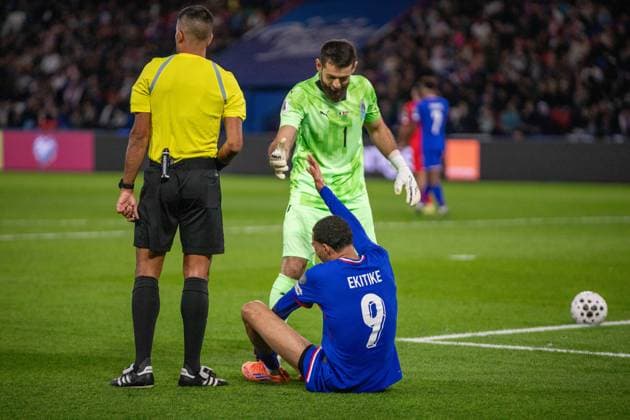October 10, 2025, Paris, Å½Le-De-France, France: October 10, 2025, Paris, France: Hugo Ekitike at the Parc des Princes during France - Azerbaijan. Paris France - ZUMAp284 20251010_zip_p284_032 Copyright: xMickaelxPintax