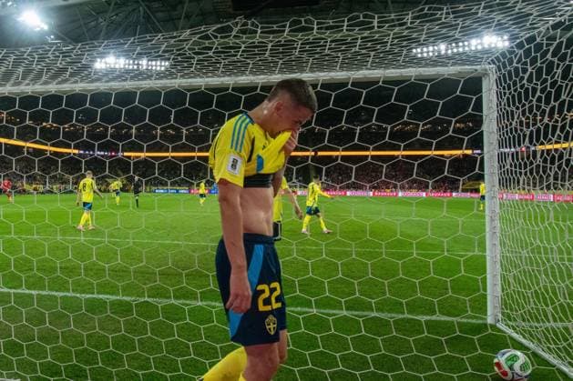 Strawberry Arena, Solna, Sweden, Oct 10th 2025: Gustaf Lagerbielke (22 Sweden) looks dejected in the FIFA World Cup, WM, Weltmeisterschaft, Fussball Qualifiers game on October 10th 2025 between Sweden and Switzerland at Strawberry Arena in Solna, Sweden (Peter Sonander SPP) Copyright: xPeterxSonander SPPx Sportspressphoto_SPR40863