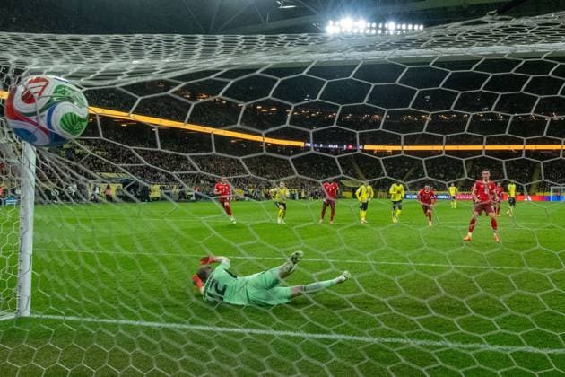 Strawberry Arena, Solna, Sweden, Oct 10th 2025: Granit Xhaka (10 Switzerland) scores 1-0 on a penalty during the FIFA World Cup, WM, Weltmeisterschaft, Fussball Qualifiers game on October 10th 2025 between Sweden and Switzerland at Strawberry Arena in Solna, Sweden (Peter Sonander SPP) Copyright: xPeterxSonander SPPx spp-en-PeSo-PSon-20251010-220614_PS_7226