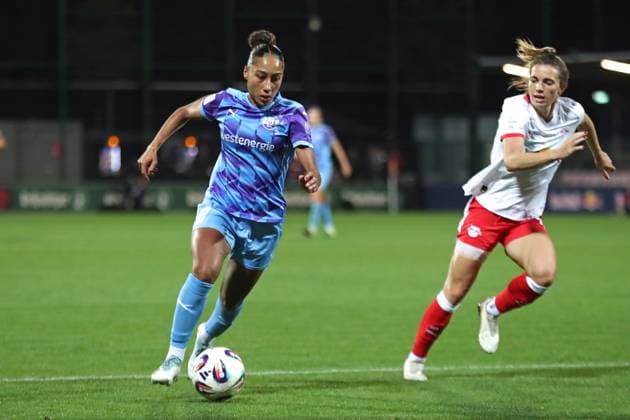 Google Pixel Frauen-Bundesliga, RB Leipzig - SGS Essen; 10.10.2025 Vanessa Fürst (8, SGS Essen). Fußball, Google Pixel Frauen-Bundesliga, Saison 2025 2026, 6. Spieltag: RB Leipzig vs. SGS Essen am 10.10.2025, Trainingszentrum Cottaweg, Leipzig. DFB REGULATIONS PROHIBIT ANY USE OF PHOTOGRAPHS AS IMAGE SEQUENCES AND OR QUASI-VIDEO. Copyright: xBEAUTIFULxSPORTS JanxKaeferx