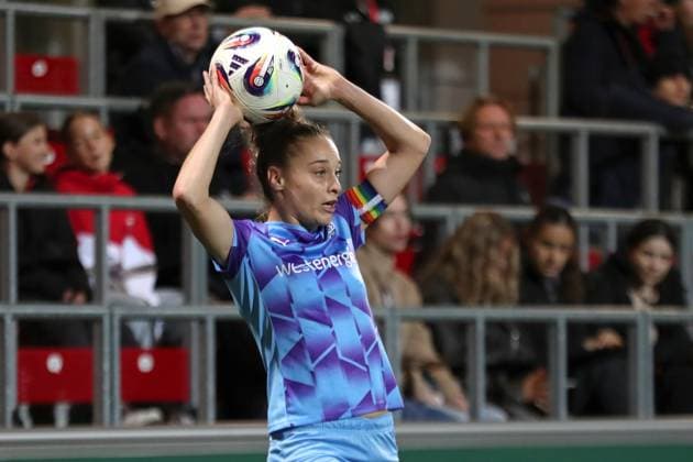Google Pixel Frauen-Bundesliga, RB Leipzig - SGS Essen; 10.10.2025 Jacqueline Meißner (16, SGS Essen) beim Einwurf. Fußball, Google Pixel Frauen-Bundesliga, Saison 2025 2026, 6. Spieltag: RB Leipzig vs. SGS Essen am 10.10.2025, Trainingszentrum Cottaweg, Leipzig. DFB REGULATIONS PROHIBIT ANY USE OF PHOTOGRAPHS AS IMAGE SEQUENCES AND OR QUASI-VIDEO. Copyright: xBEAUTIFULxSPORTS JanxKaeferx