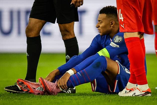October 10, 2025, Paris, France, France: Kylian MBAPPE of France looks injured during the FIFA World Cup, WM, Weltmeisterschaft, Fussball Qualification 2026 Group D match between France and Azerbaijan at Parc des Princes stadium on October 10, 2025 in Paris, France. Paris France - ZUMAm308 20251010_zsp_m308_016 Copyright: xMatthieuxMirvillex