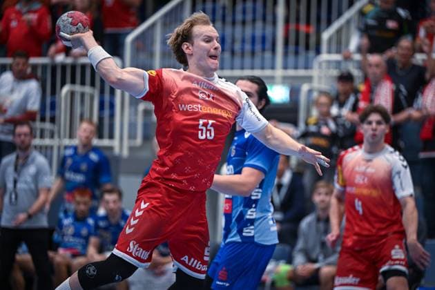 Germany, Handball, 2 Bundesliga, 7 Matchday, 2025 2026, TuSEM Essen vs TV Großwallstadt, 10 10 2025, Sporthalle Am Hallo, Essen, Germany, Oskar Kostuj TuSEM Essen, 55 on goal throw Copyright: xMarkusxVerwimpx