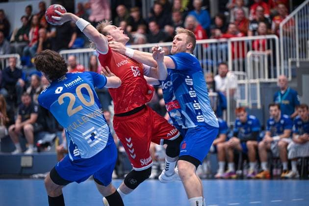 Germany, Handball, 2 Bundesliga, 7 Matchday, 2025 2026, TuSEM Essen vs TV Großwallstadt, 10 10 2025, Sporthalle Am Hallo, Essen, Germany, Oskar Kostuj TuSEM Essen, 55 is attacked hard by Patrick Gempp TV Großwallstadt, 7 and Finn Wullenweber TV Großwallstadt, 20 Copyright: xMarkusxVerwimpx
