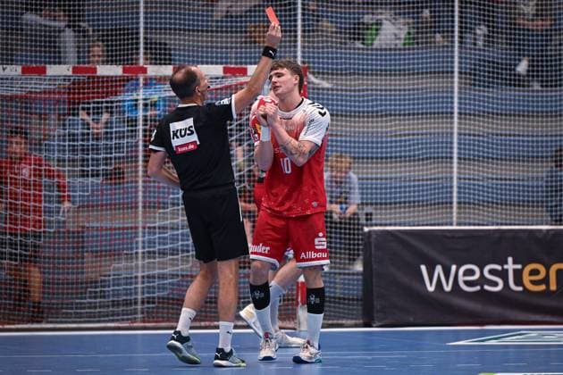 Germany, Handball, 2 Bundesliga, Matchday 7, 2025 2026, TuSEM Essen vs TV Großwallstadt, 10 10 2025, Sporthalle Am Hallo, Essen, Germany, Finn Wolfram TuSEM Essen, 10 sees the red card from referee Thomas Hörath Copyright: xMarkusxVerwimpx
