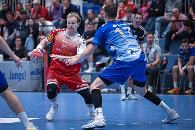 Germany, Handball, 2 Bundesliga, 7 Matchday, 2025 2026, TuSEM Essen vs TV Großwallstadt, 10 10 2025, Sporthalle Am Hallo, Essen, Germany, Oskar Kostuj TuSEM Essen, 55 in duel with Sebastian Trost TV Großwallstadt, 17 Copyright: xMarkusxVerwimpx