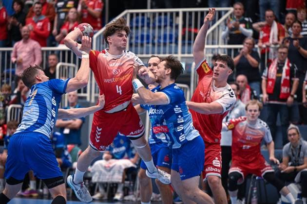 Germany, Handball, 2 Bundesliga, 7 Matchday, 2025 2026, TuSEM Essen vs TV Großwallstadt, 10 10 2025, Sporthalle Am Hallo, Essen, Germany, Felix Göttler TuSEM Essen, 4 is attacked during the goal throw Copyright: xMarkusxVerwimpx