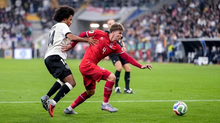 v li Karim Adeyemi Germany, 14 , Florian Bohnert Luxembourg, 4 , duel, duel, tackle, tackling, dynamics, action, action, 10 10 2025, Sinsheim Germany , football, World Cup qualification, Germany Luxembourg, THE EVENT REGULATIONS PROHIBIT ANY USE OF PHOTOGRAPHS AS IMAGE SEQUENCES AND OR QUASI VIDEOS xozx
