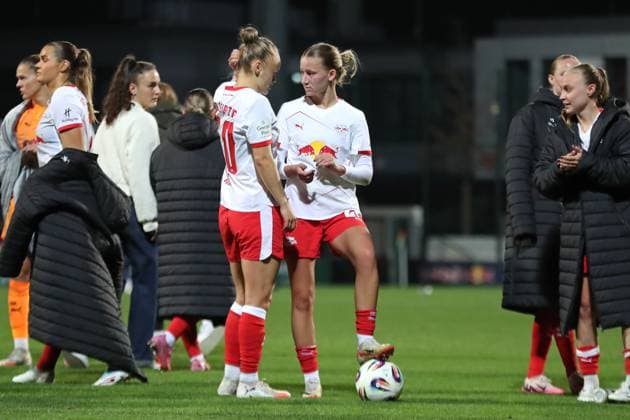 Google Pixel Frauen-Bundesliga, RB Leipzig - SGS Essen; 10.10.2025 Marlene Müller (27, RB Leipzig) im Austausch mit Victoria Krug (20, RB Leipzig). Fußball, Google Pixel Frauen-Bundesliga, Saison 2025 2026, 6. Spieltag: RB Leipzig vs. SGS Essen am 10.10.2025, Trainingszentrum Cottaweg, Leipzig. DFB REGULATIONS PROHIBIT ANY USE OF PHOTOGRAPHS AS IMAGE SEQUENCES AND OR QUASI-VIDEO. Copyright: xBEAUTIFULxSPORTS JanxKaeferx