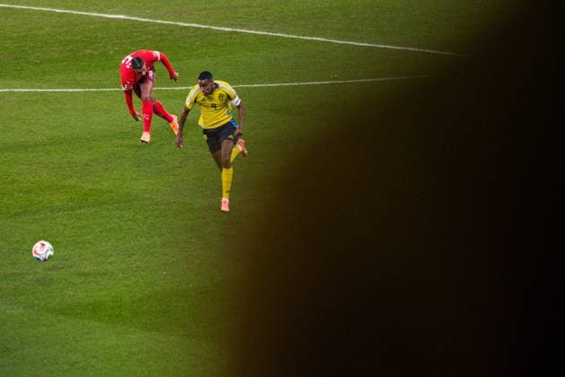 251010 Manuel Akanji of Switzerland and Alexander Isak of Sweden during the FIFA World Cup Qualifier football match between Sweden and Switzerland on October 10, 2025 in Stockholm Photo Johanna Säll BILDBYRAN kod JL JM0740 bbeng fotboll football soccer fotball vm kval kval fifa world cup qualifier qualifier qualification sverige sweden sverige a schweiz switzerland  Copyright: JOHANNAxSÄLL BB251010ZP022