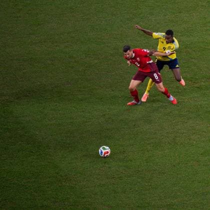 251010 Remo Freuler of Switzerland and Alexander Isak of Sweden during the FIFA World Cup Qualifier football match between Sweden and Switzerland on October 10, 2025 in Stockholm Photo Johanna Säll BILDBYRAN kod JL JM0740 bbeng fotboll football soccer fotball vm kval kval fifa world cup qualifier qualifier qualification sverige sweden sverige a schweiz switzerland  Copyright: JOHANNAxSÄLL BB251010ZD020