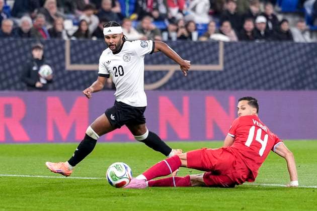 v li Serge Gnabry Germany, 20 , Eric Veiga Luxembourg, 14 , duel, duel scene, duel, tackle, tackling, dynamics, action, action, 10 10 2025, Sinsheim Germany , football, World Cup qualification, Germany Luxembourg, THE EVENT REGULATIONS PROHIBIT ANY USE OF PHOTOGRAPHS AS IMAGE SEQUENCES AND OR QUASI VIDEOS xozx