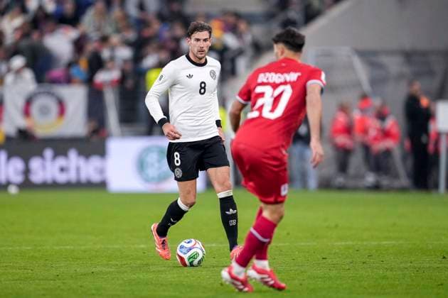 v li Leon Goretzka Germany, 8 , Eldin Dzogovic Luxembourg, 20 , Action, Action, Match scene, 10 10 2025, Sinsheim Germany , Soccer, World Cup Qualification, Germany Luxembourg, THE EVENT REGULATIONS PROHIBIT ANY USE OF PHOTOGRAPHS AS IMAGE SEQUENCES AND OR QUASI VIDEOS xozx