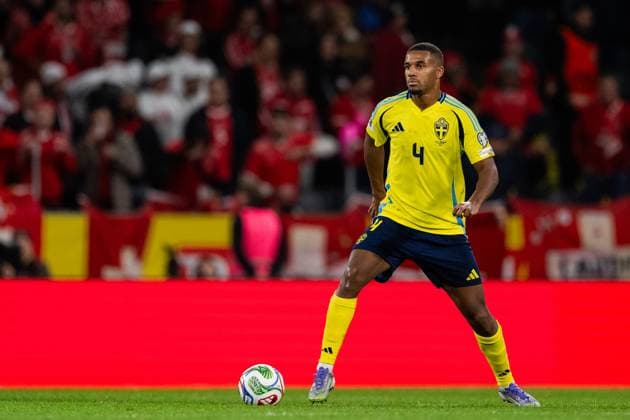 251010 Isak Hien of Sweden during the FIFA World Cup Qualifier football match between Sweden and Switzerland on October 10, 2025 in Stockholm Photo Joel Marklund BILDBYRAN kod JM JM0740 bbeng fotboll football soccer fotball vm kval kval fifa world cup qualifier qualifier qualification sverige sweden sverige a schweiz switzerland  Copyright: JOELxMARKLUND BB251010JM165