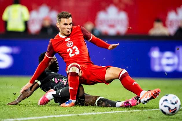 October 10, 2025, Montreal, Pq, CANADA: L Australien Nestory Irankunda, au sol, soutire le ballon au Canadien Niko Sigur pour marquer le seul but d un match amical disputo au stade Saputo, le 10 octobre 2025. LA PRESSE CANADIENNE Canada News - October 10, 2025  - ZUMAc35_ 20251010_zaf_c35_101 Copyright: xChristopherxKatsarovx