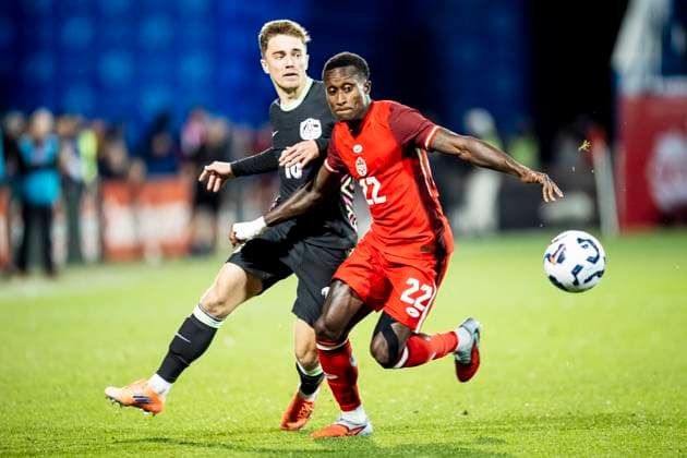 October 10, 2025, Montreal, Pq, CANADA: Australia s Maximilien Balard (16) and Canada s Richie Laryea (22) vie for the ball during second half International Friendly, Länderspiel, Nationalmannschaft soccer action, in Montreal, on Friday, October 10, 2025. Canada News - October 10, 2025 - ZUMAc35_ 20251010_zaf_c35_117 Copyright: xChristopherxKatsarovx