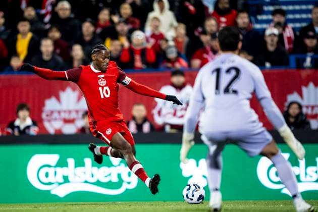 October 10, 2025, Montreal, Pq, CANADA: Canada s Jonathan David (10) shoots on net while Australia goalkeeper Paul Izzo (12) defends during first half International Friendly, Länderspiel, Nationalmannschaft soccer action, in Montreal, on Friday, October 10, 2025. Canada News - October 10, 2025 - ZUMAc35_ 20251010_zaf_c35_121 Copyright: xChristopherxKatsarovx
