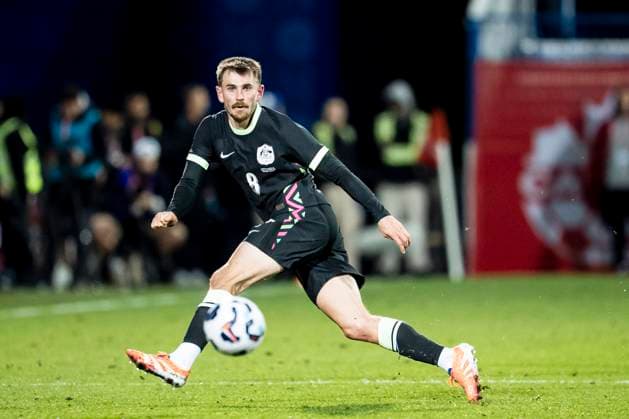 October 10, 2025, Montreal, Pq, CANADA: Australia s Connor Metcalfe (8) passes the ball down field during second half International Friendly, Länderspiel, Nationalmannschaft soccer action against Canada, in Montreal, on Friday, October 10, 2025. Canada News - October 10, 2025 - ZUMAc35_ 20251010_zaf_c35_131 Copyright: xChristopherxKatsarovx