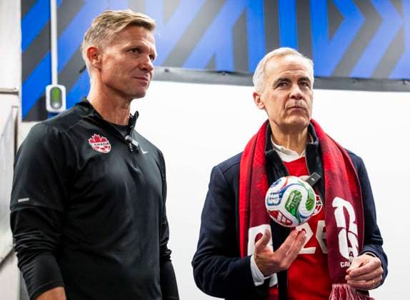 October 10, 2025, Montreal, Pq, CANADA: Canada s head coach Jesse Marsch and Prime Minister Mark Carney speak to Canada players following International Friendly, Länderspiel, Nationalmannschaft soccer action between Canada and Australia, in Montreal, on Friday, October 10, 2025. Canada News - October 10, 2025 - ZUMAc35_ 20251010_zaf_c35_135 Copyright: xChristopherxKatsarovx