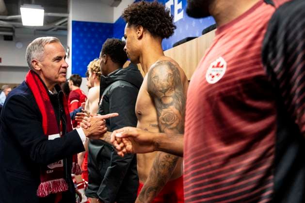 October 10, 2025, Montreal, Pq, CANADA: Prime Minister Mark Carney meets Canada s Tajon Buchanan (17) and teammates following International Friendly, Länderspiel, Nationalmannschaft soccer action between Canada and Australia, in Montreal, on Friday, October 10, 2025. At Toronto FC MLS, Fussball Herren, USA Soccer Action - ZUMAc35_ 20251010_zaf_c35_140 Copyright: xChristopherxKatsarovx