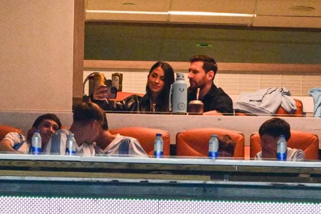 Lionel Messi and his wife Antonella watch a friendly match between Argentina and Venezuela at Hard Rock Stadium in Miami, USA, 10 October 2025. International Friendly, Länderspiel, Nationalmannschaft Argentina vs Venezuela !ACHTUNG: NUR REDAKTIONELLE NUTZUNG!  Copyright: xGiorgioxVierax AME6975 20251011-55018191823_1