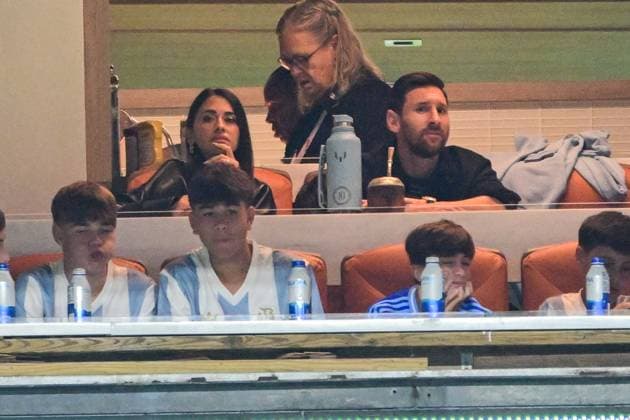 Lionel Messi and his wife Antonella watch a friendly match between Argentina and Venezuela at Hard Rock Stadium in Miami, USA, 10 October 2025. International Friendly, Länderspiel, Nationalmannschaft Argentina vs Venezuela !ACHTUNG: NUR REDAKTIONELLE NUTZUNG!  Copyright: xGiorgioxVierax AME6976 20251011-55018191824_1