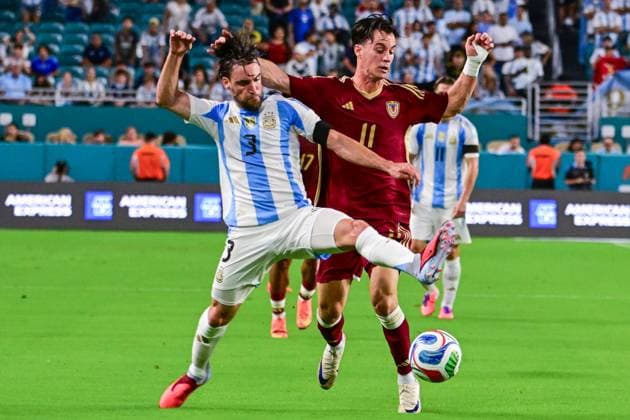 Nicolás Tagliafico (L) of Argentina vies for the ball with Juanpi of Venezuela in a friendly match between Argentina and Venezuela at Hard Rock Stadium in Miami, USA, 10 October 2025. International Friendly, Länderspiel, Nationalmannschaft Argentina vs Venezuela !ACHTUNG: NUR REDAKTIONELLE NUTZUNG!  Copyright: xGiorgioxVierax AME6978 20251011-55018191825_1