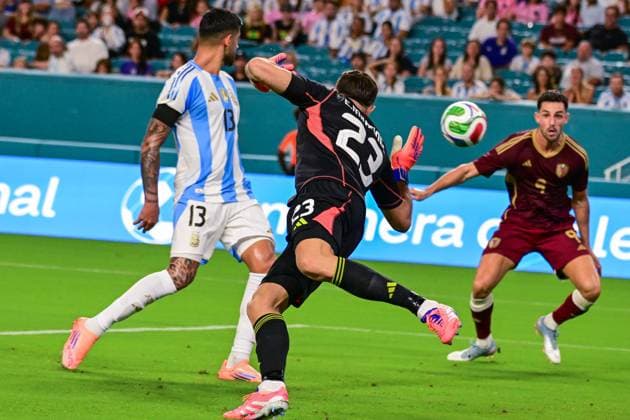 Emiliano Martinez (C) of Argentina saves the ball during a friendly match between Argentina and Venezuela at Hard Rock Stadium in Miami, USA, 10 October 2025. International Friendly, Länderspiel, Nationalmannschaft Argentina vs Venezuela !ACHTUNG: NUR REDAKTIONELLE NUTZUNG!  Copyright: xGiorgioxVierax AME6985 20251011-55018191832_1