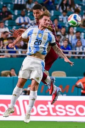 Alexis MacAllister (forward) of Argentina vies for the ball with Kevin Kelsy (back) of Venezuela in a friendly match between Argentina and Venezuela at Hard Rock Stadium in Miami, USA, 10 October 2025. International Friendly, Länderspiel, Nationalmannschaft Argentina vs Venezuela !ACHTUNG: NUR REDAKTIONELLE NUTZUNG!  Copyright: xGiorgioxVierax AME6998 20251011-55018191841_1