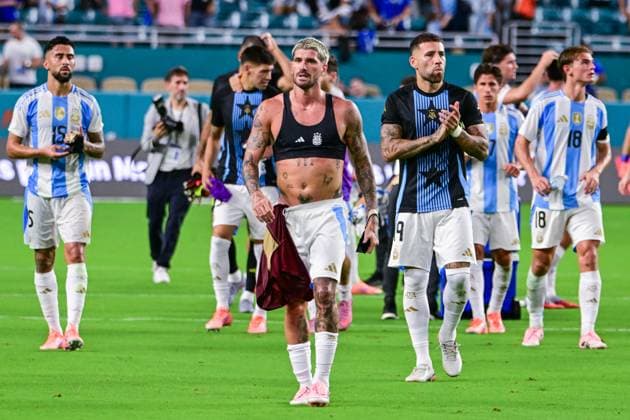 Argentine players leave the field at the end of a match between Argentina and Venezuela at Hard Rock Stadium in Miami, USA, 10 October 2025. International Friendly, Länderspiel, Nationalmannschaft Argentina vs Venezuela !ACHTUNG: NUR REDAKTIONELLE NUTZUNG!  Copyright: xGiorgioxVierax AME7003 20251011-55018191842_1
