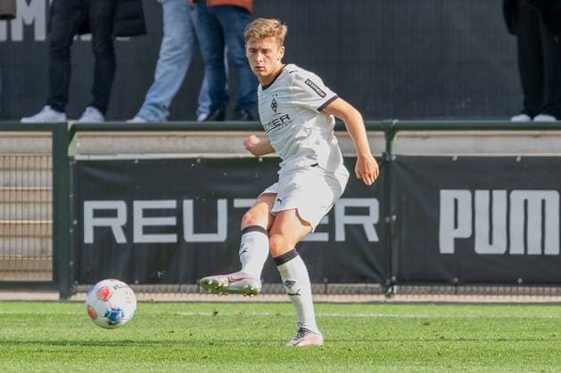 10 10 2025, Football friendly, Borussia Moenchengladbach SC Preussen Muenster, Season 2025 2026, Fohlenplatz at Borussia Park in Moenchengladbach Oscar Fraulo Borussia Moenchengladbach, 22 has played the ball Photo Kirchner Media Thomas Haesler Copyright: xKirchner-Media ThomasxHaeslerx