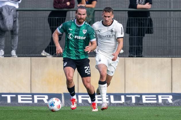 10 10 2025, Football friendly match, Borussia Moenchengladbach SC Preussen Muenster, season 2025 2026, Foal pitch at Borussia Park in Moenchengladbach duel between Jannis Heuer SC Preussen Muenster, 22 and Jan Urbich Borussia Monechengladbach, 40 Photo Kirchner Media Thomas Haesler Copyright: xKirchner-Media ThomasxHaeslerx